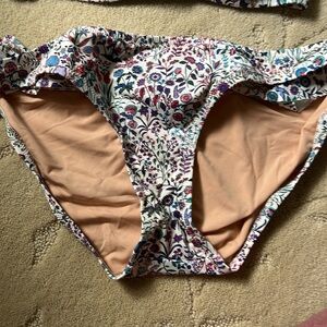 J. Crew Ruffle hipster bikini bottom in Liberty shepherdly song
Size: SMALL